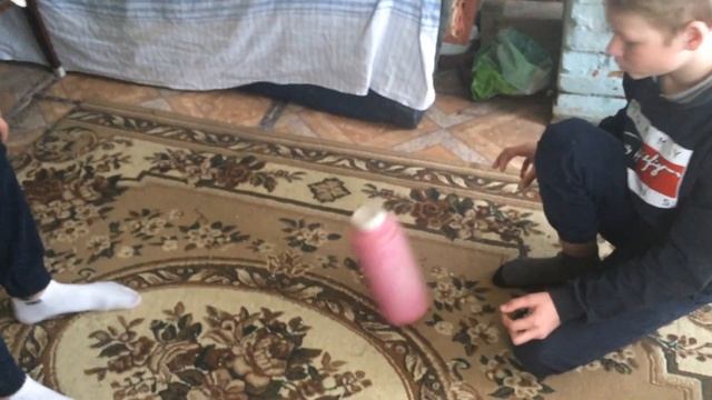 BOTTLE FLIP CHALLENGE ЛЮБОЙ ПРЕДМЕТ КТО ЖЕ ПОБЕДИТ№1 смотреть онлайн