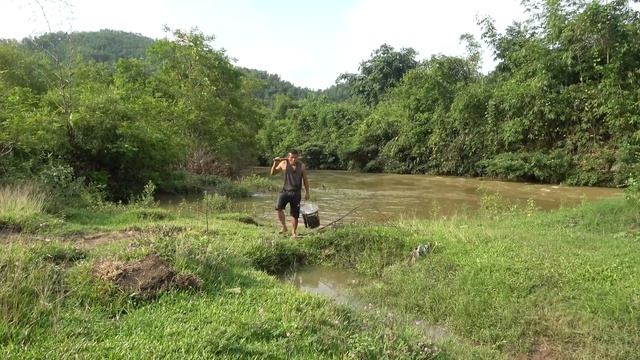 Primitive Life: Primitive Man's Way Of Catching Fish Skills Catch Big fish, Catch Many Fish смотреть онлайн