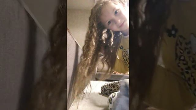 надо просто намочите заплести косички побольше желательно расплести утром все косички и вот причёск смотреть онлайн