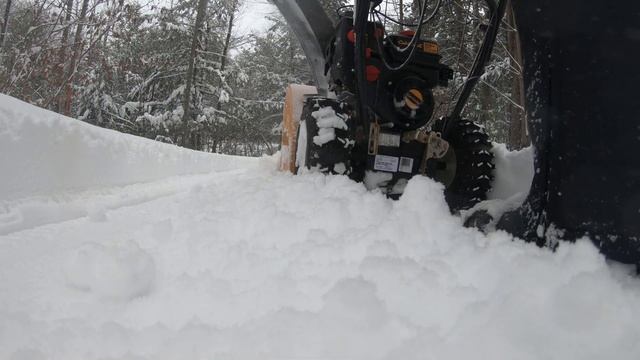 Clearing first snow of the year with my Cub Cadet 524 SWE. смотреть онлайн