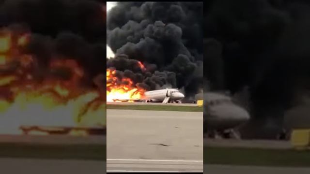 Russian plane crash: Terrifying videos capture moment Aeroflot Superjet burst into flames смотреть онлайн