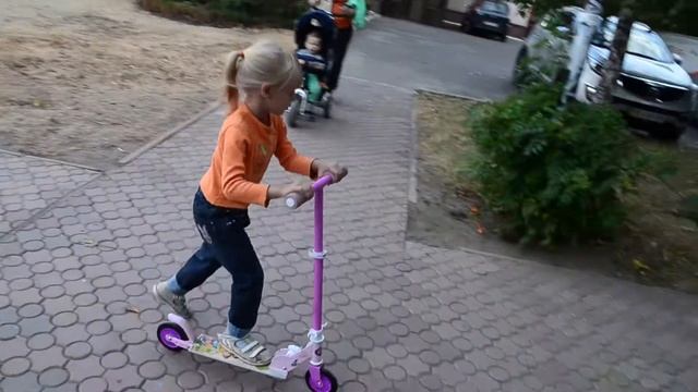 РЕБЕНОК КАТАЕТСЯ на САМОКАТЕ, Child Riding A Scooter