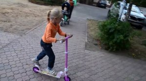 РЕБЕНОК КАТАЕТСЯ на САМОКАТЕ, child riding a scooter