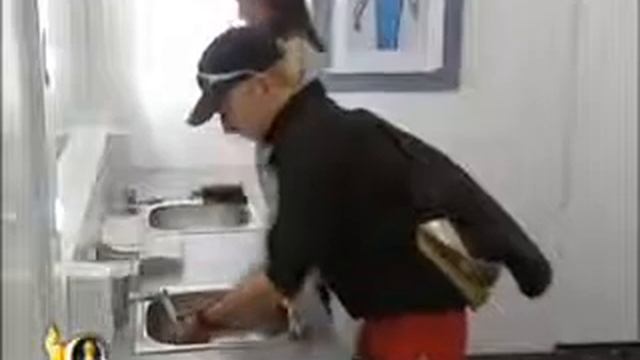 Funny Mirror - прикол в туалете