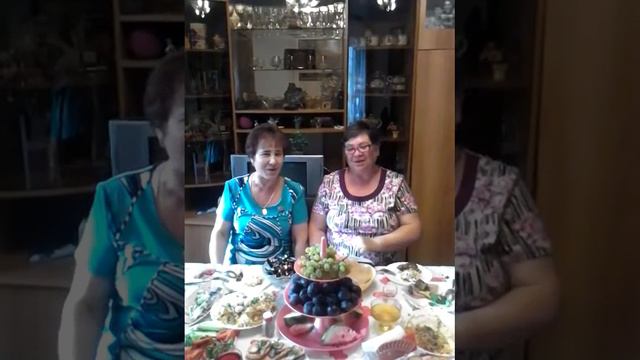 Две сестры красиво поют песню. смотреть онлайн