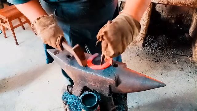 Сделал подкову за 6 минут! В сельской кузне смотреть онлайн