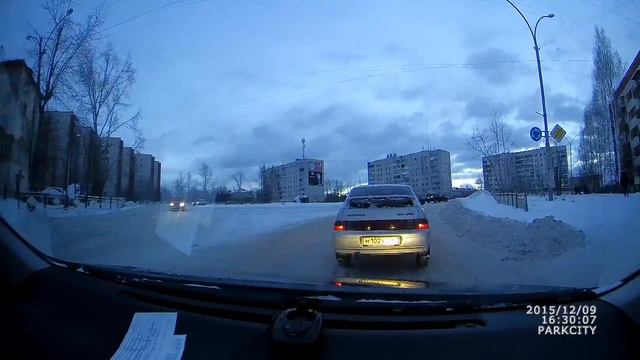 Женщина задумалась и едва не попала под колёса(г.Асбест , возле кольца) смотреть онлайн