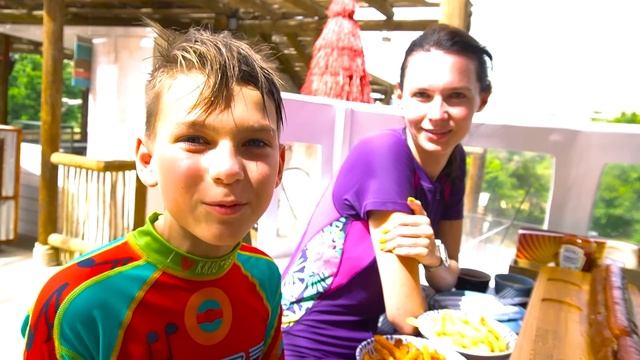 24 HOUR IN THE WORLD'S BIGGEST WATERPARK WITH 100 SLIDES смотреть онлайн