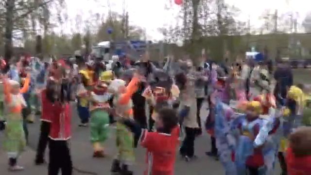1 Мая. Площадь перед ДК ИСКРА (Пермь).wmv смотреть онлайн