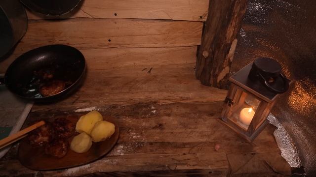 ВЕРНУЛСЯ В ЗЕМЛЯНКУ У РЕКИ | НОЧЕВКА В СИЛЬНУЮ МЕТЕЛЬ смотреть онлайн