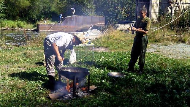 #1 Река Чусовая. Лето 2017 г. Употребляем, рыбачим, готовим плов. смотреть онлайн