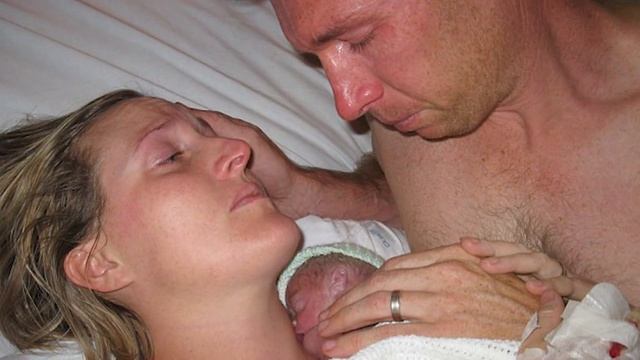 Мать обнимает родившегося мертвого ребенка - через несколько секунд происходит что-то невероятное.. смотреть онлайн