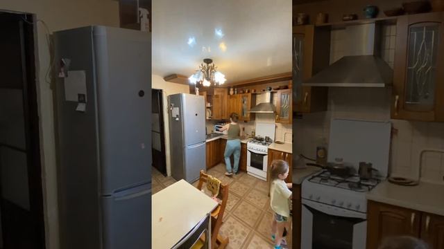 Будни многодетной мамы. Пока старшая в школе, младшие помогают по дому… Или отвлекают?