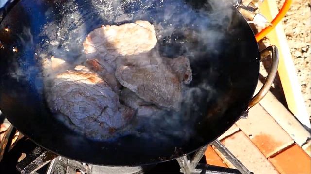 Картошка с говядиной! Готовлю в китайской сковородке на свежем воздухе. смотреть онлайн