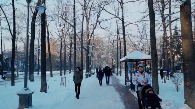 Прогулка по Бишкеку | Парк Дзержинка - Bishkek walking tour | snowy Erkindik boulevard смотреть онлайн