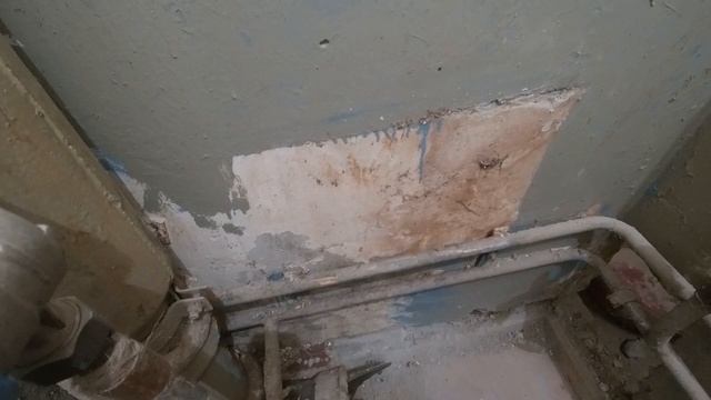 Как самому заменить фановый чугунный тройник на пластиковый .Демонтаж чугунной канализации . смотреть онлайн