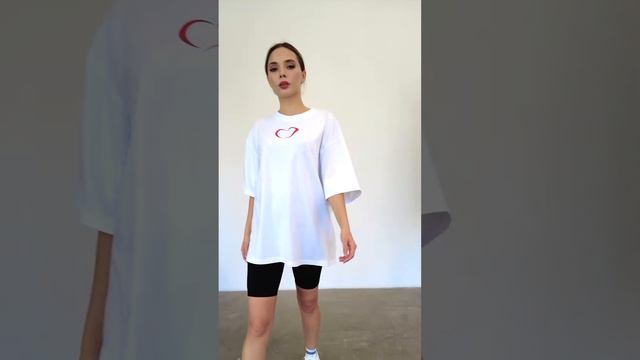 GOFOX / Футболка удлиненная белая оверсайз принт красное сердце светоотражающий рефлективный #gofox смотреть онлайн