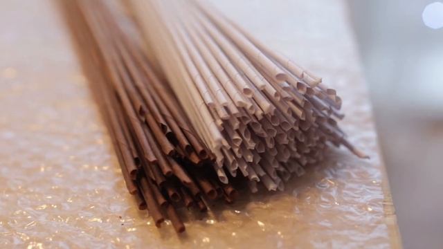 Чем и как красить бумажные трубочки_Чем красить газетные трубочки смотреть онлайн