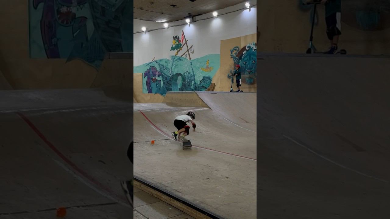 Падения в скейт парке. Скейт убежал на волне из под ног. #крытыйскейтпарк #скейтборд смотреть онлайн