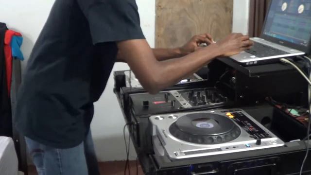 Dj Mahvrick's Soca 2013 Carnival mix смотреть онлайн