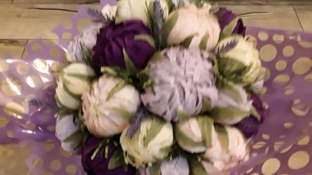 Букет пионов с конфетками. смотреть онлайн