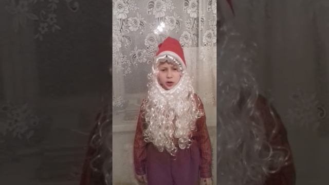 Савелий читает короткий стишок про новый год смотреть онлайн