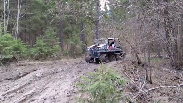 Трасса Оффроуд на гусеничном вездеходе, нах не нужна подвеска.Amphibious