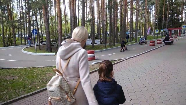 Домодедово, парк Ёлочки, ч.1 смотреть онлайн