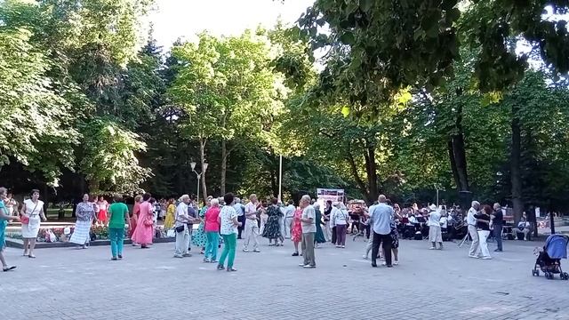 Танцы, музыка, вечер в парке! смотреть онлайн