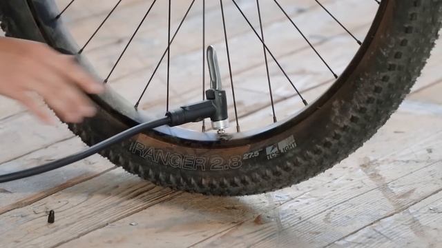 How to Pump Up a Bike Tire With Presta Valves || REI смотреть онлайн