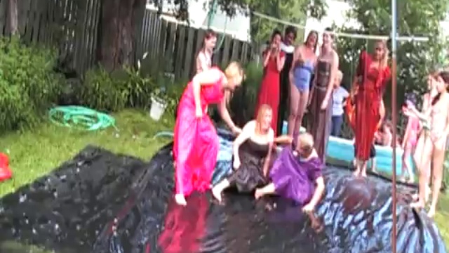 Упали В нарядных платьях в воду смотреть онлайн