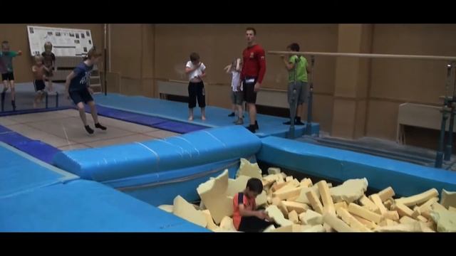 b-boy Rony осваивает акробатику в МГАФК смотреть онлайн