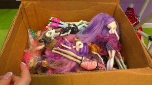 Новогодняя коробка с куклами Барби и Монстер Хай.