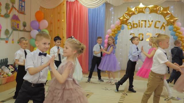 Вальс Выпускной..mp4 смотреть онлайн