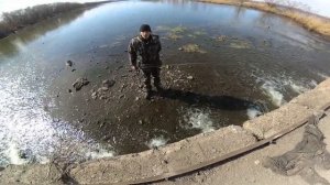 Ловля голавля!! ранней весной на бомбарду !!!!.Часть 2.Помогаем природе .Режем сети браконьеров.