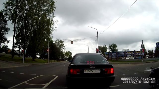 Дебил на Audi обгоняет по встречке через двойную сплошную смотреть онлайн