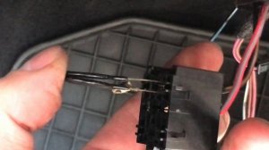 Как вытащить пин из колодки реле (Доооснащение кнопкой омывателя фар)