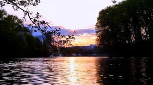 Птицы Летают над Водой. Красивый Вечер, Река, Закат Солнца и Летающие Птицы. Футажи для видеомонтаж