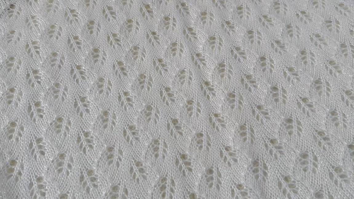 Ажурный палантин из шерстяной пряжи жемчужного цвета с легким серебристым люрексом смотреть онлайн