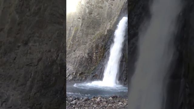 Водопад Каракая Су,что в переводе означает "вода у чёрной скалы".Расположен в Кабардино Балкарии. смотреть онлайн