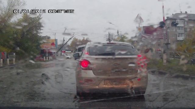 Passing Train Takes Down Power Lines || ViralHog смотреть онлайн