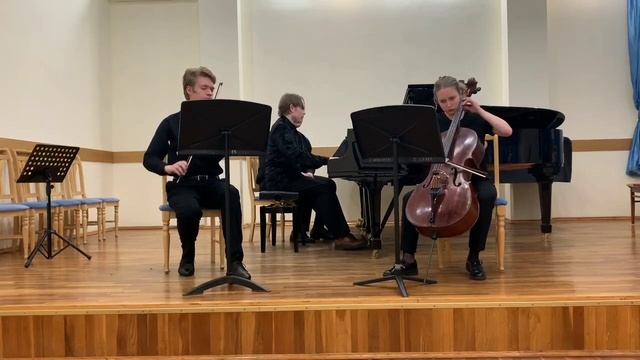 Г.Свиридов "Трио a-moll" 1ч. "Элегия" смотреть онлайн