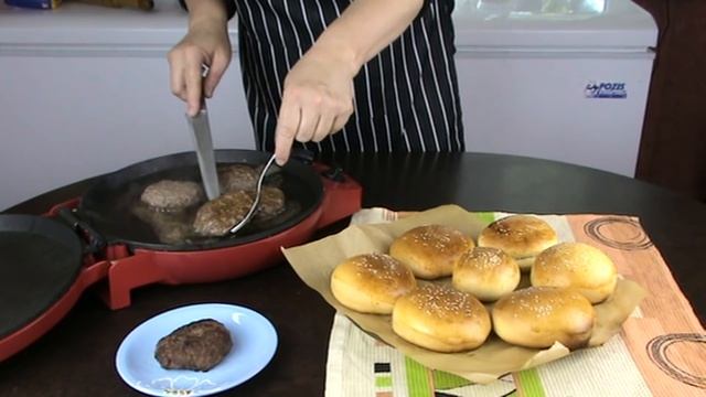 ДОМАШНИЙ ХОТ-ДОГ+ ГАМБУРГЕР. Сами печем булочки и жарим котлеты смотреть онлайн
