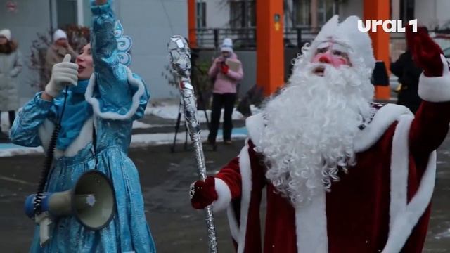 Клоуны с оркестром устроили праздник для юных пациентов смотреть онлайн