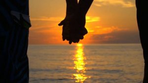 Влюбленные держатся за руки: подборка из 10 видео