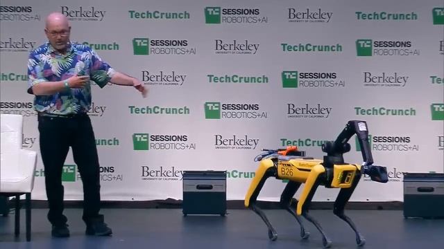 Marc Raibert shows off a close-to-production Spot Mini смотреть онлайн