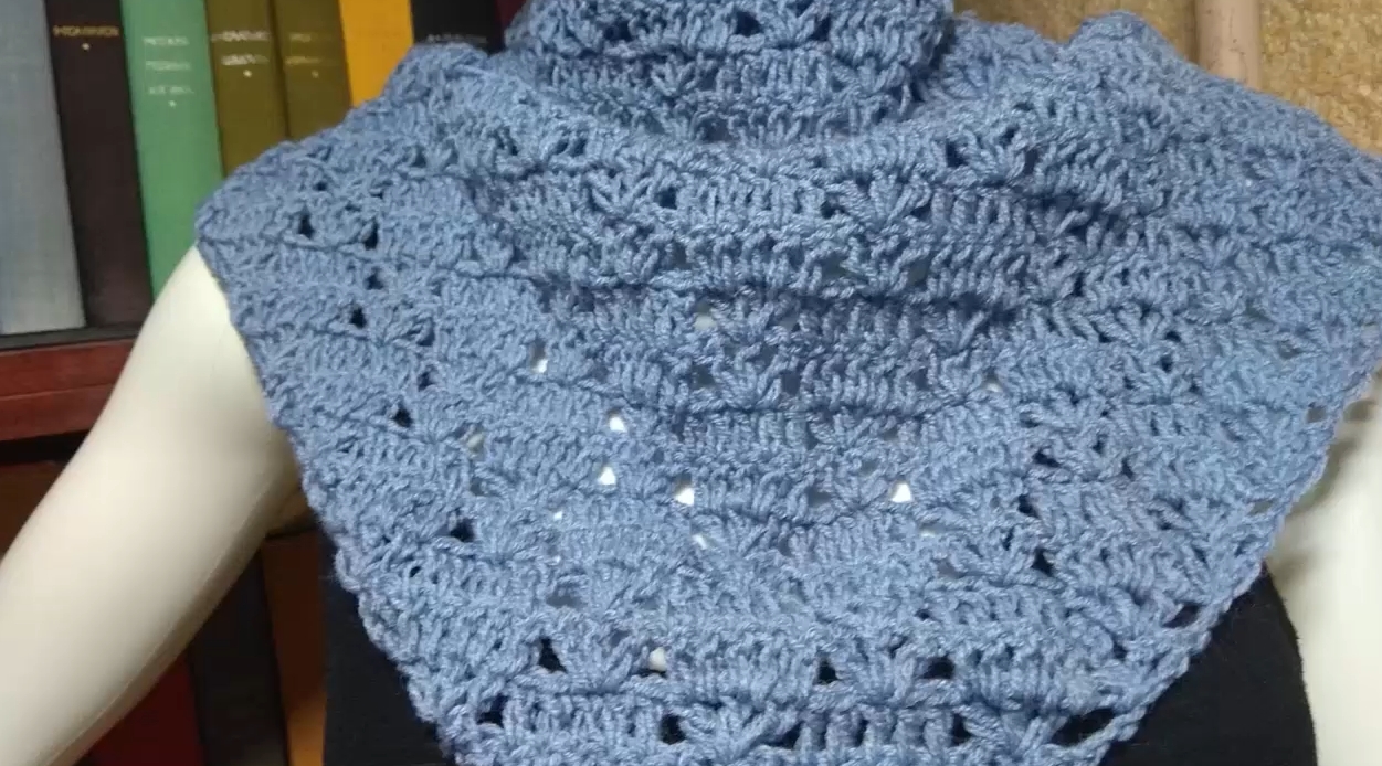 Шаль или бактус крючком ю Вяжем простым рисунком любимую модель.mp4 смотреть онлайн