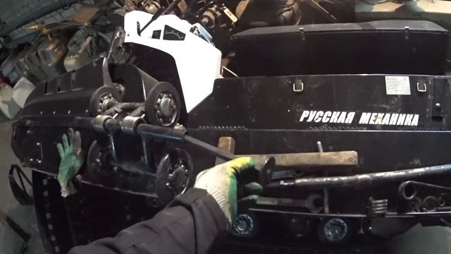 Снегоход Буран (серия 04). Выколачиваем ось смотреть онлайн