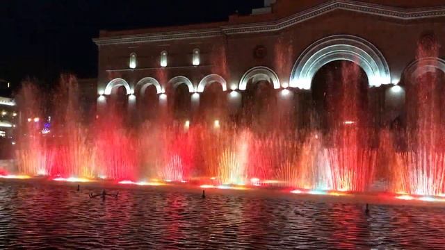 «Поющие фонтаны» Еревана / Площадь Республики / Прекрасная погода смотреть онлайн
