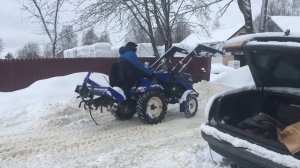 Чистка снега китайским минитрактором с КУНом